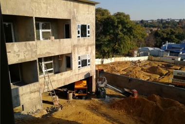 泡沫混凝土攪拌機(jī)和泵在現(xiàn)場(chǎng)澆筑墻壁